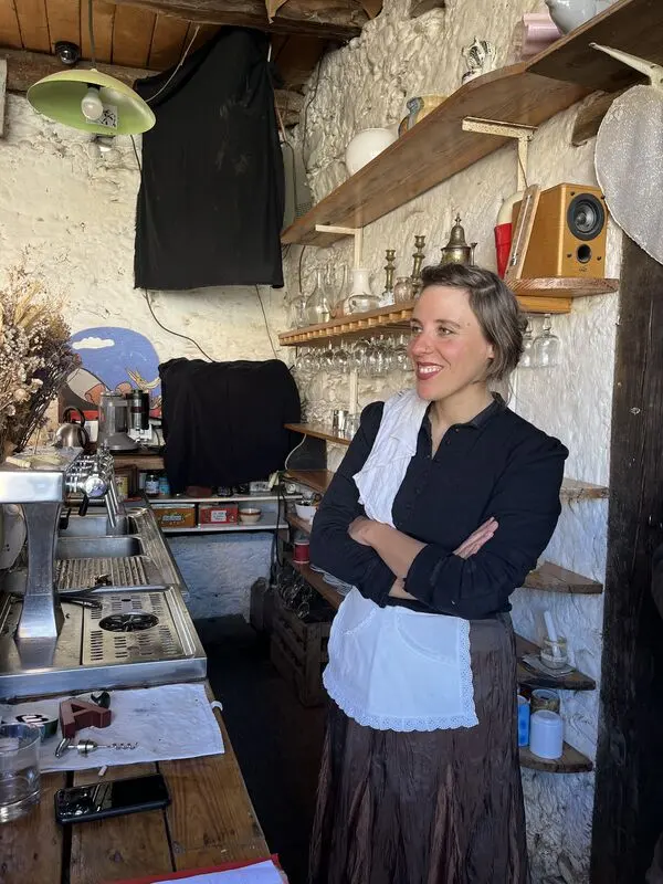 Une bénévole en tenue d’époque derrière le bar