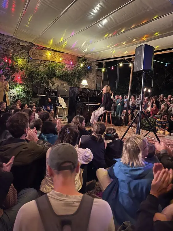 La salle des fêtes pleine, une chanteuse sur scène