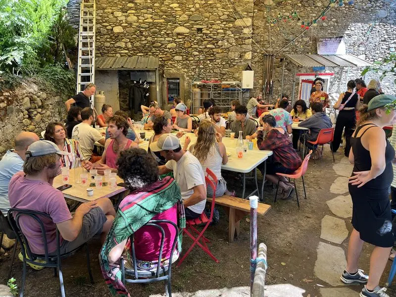 La cour du Café remplie de tables un midi de fête